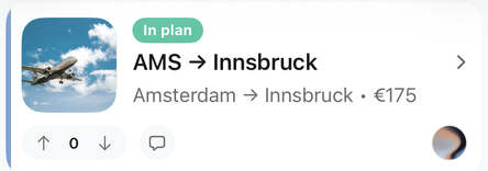 Een Awaii-ideekaart voor een vlucht Amsterdam–Innsbruck, gemarkeerd als In plan, met stem- en reactieknoppen