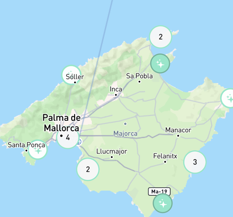 Een Awaii-reiskaart van Mallorca met gegroepeerde pins rond Palma, Sóller en de oostkust