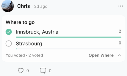 Een Awaii-groepsbericht met de vraag waar de reis naartoe gaat, waarbij Innsbruck voorligt op Straatsburg en twee mensen hebben gestemd