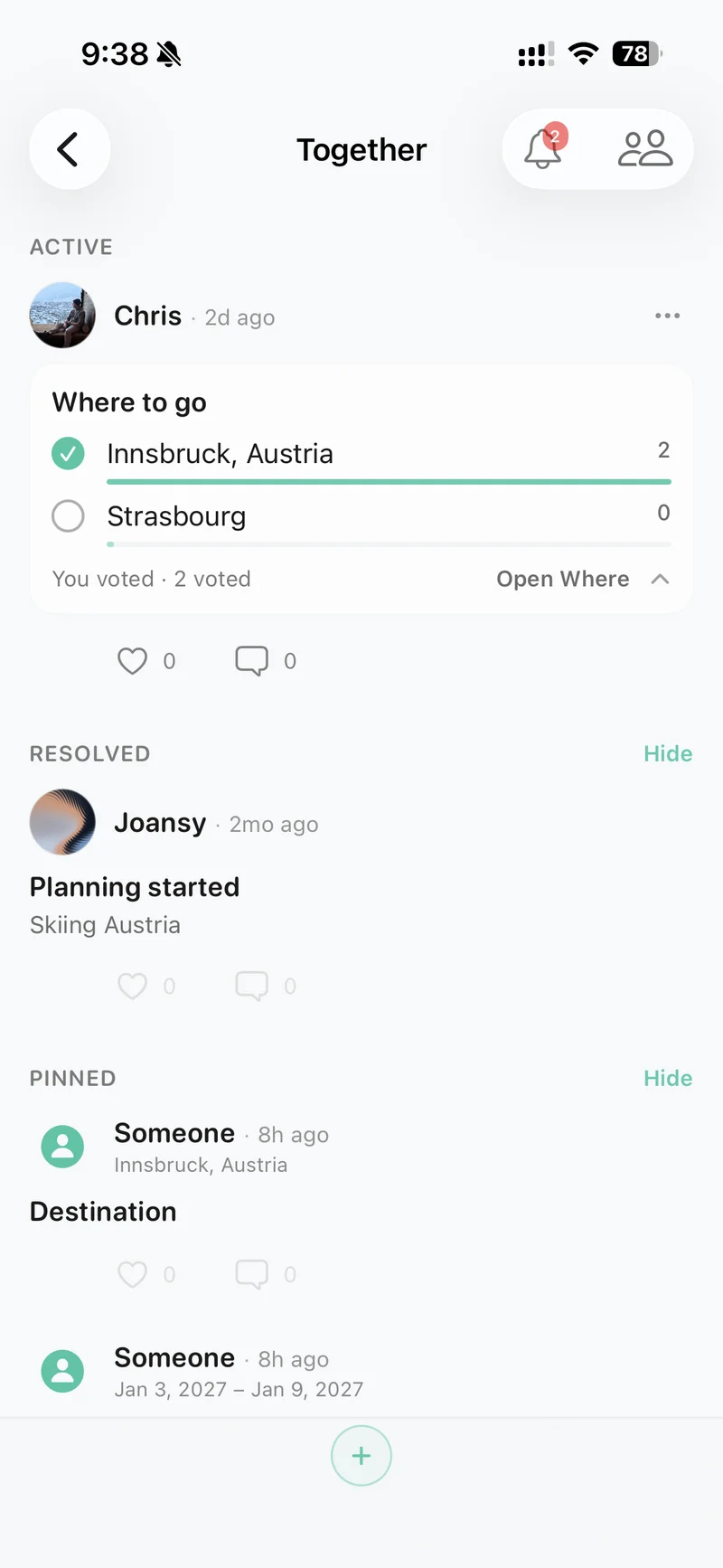 Together-feed met een bestemmingspoll, reisupdates, reacties en opmerkingen.
