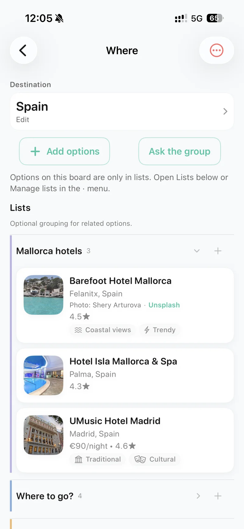Where-bord in Awaii met een bestemming en een lijst hotelopties om te vergelijken.